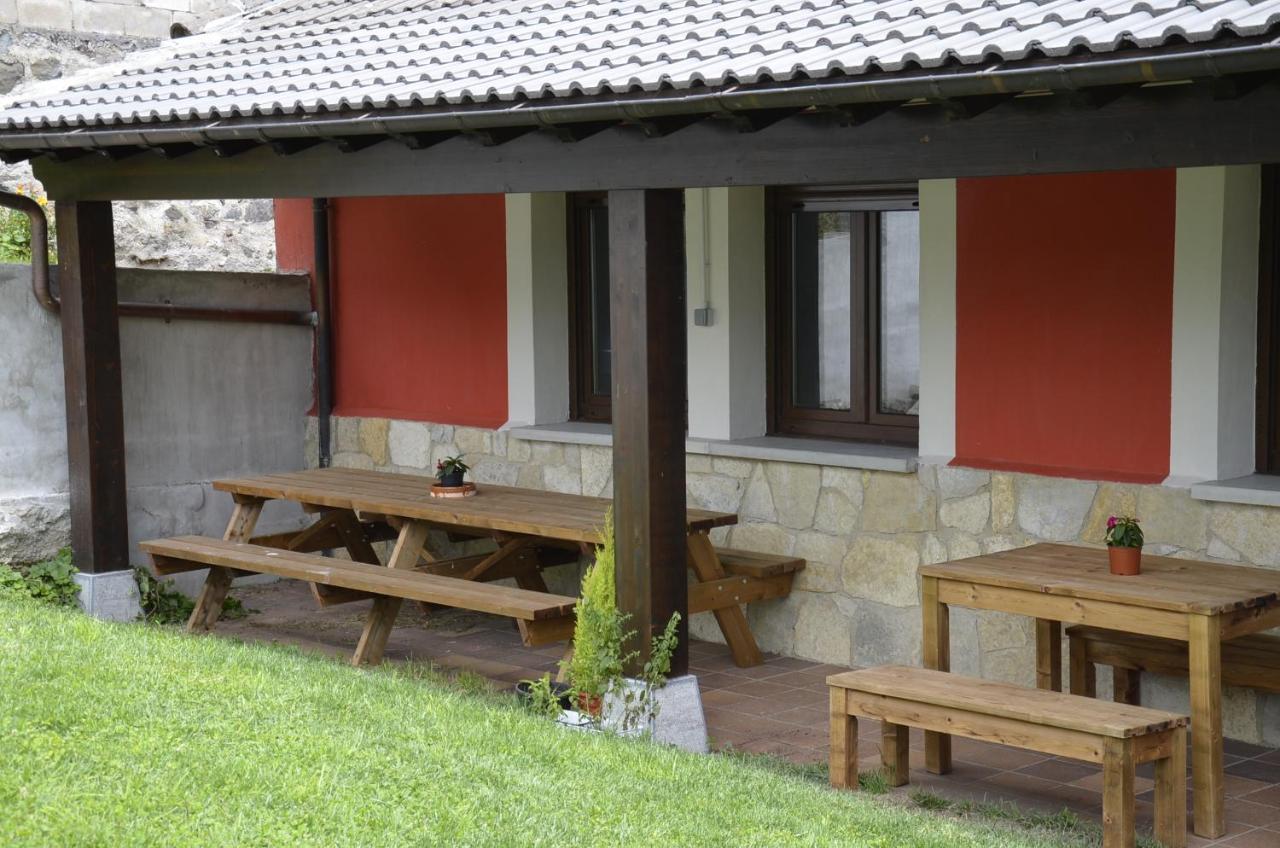 Хостел Albergue Cascoxu Llanos de Someron Екстер'єр фото